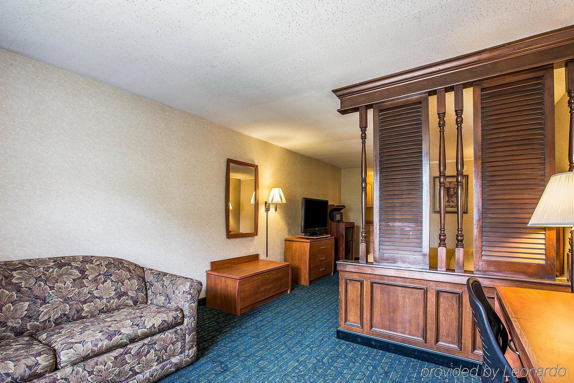 Greenville Inn & Suites Exterior photo